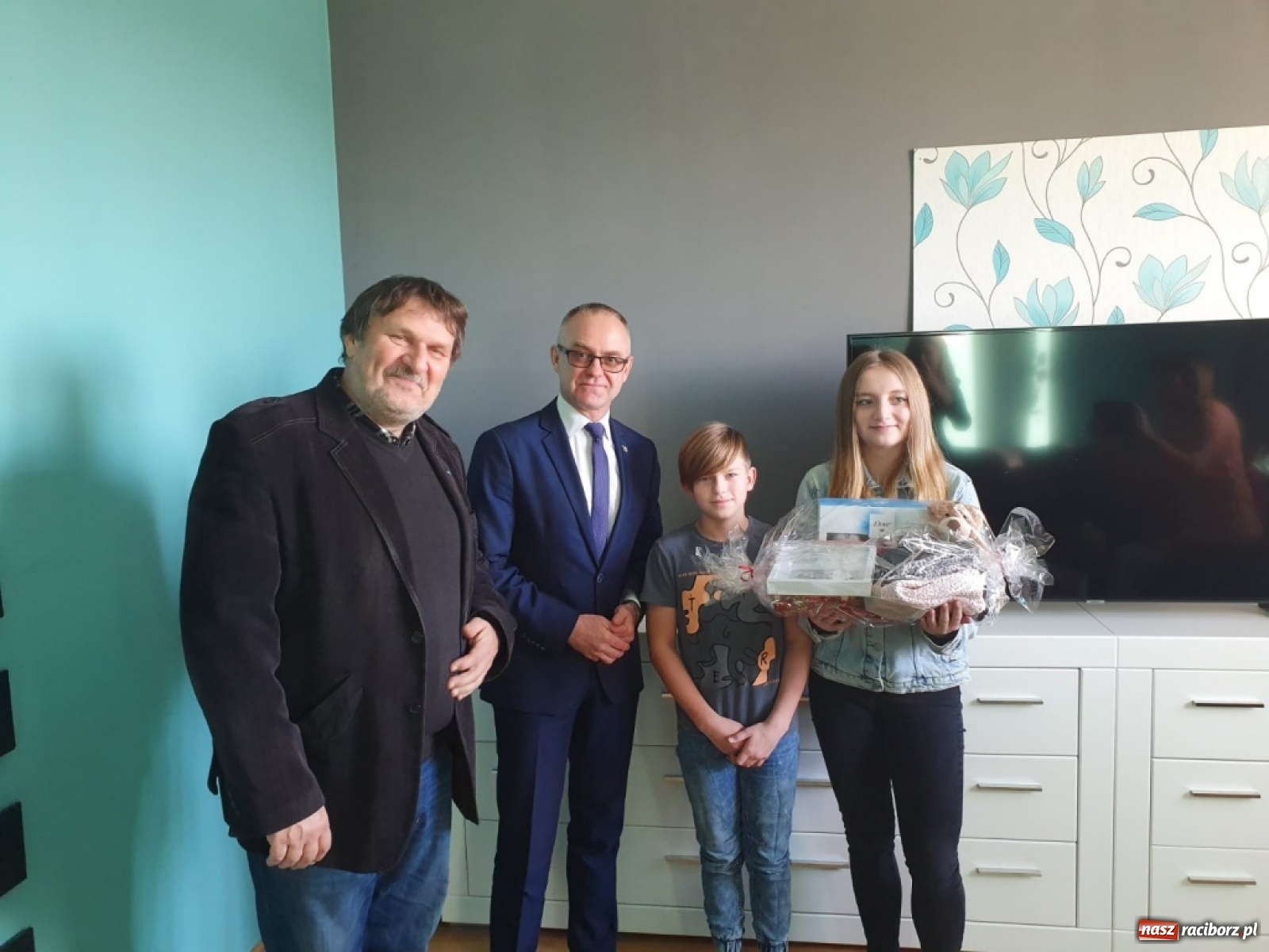 Zdjęcie w galerii na portalu naszraciborz.pl: Starosta i radni podróżowali z prezentami  wiadomości z regionu