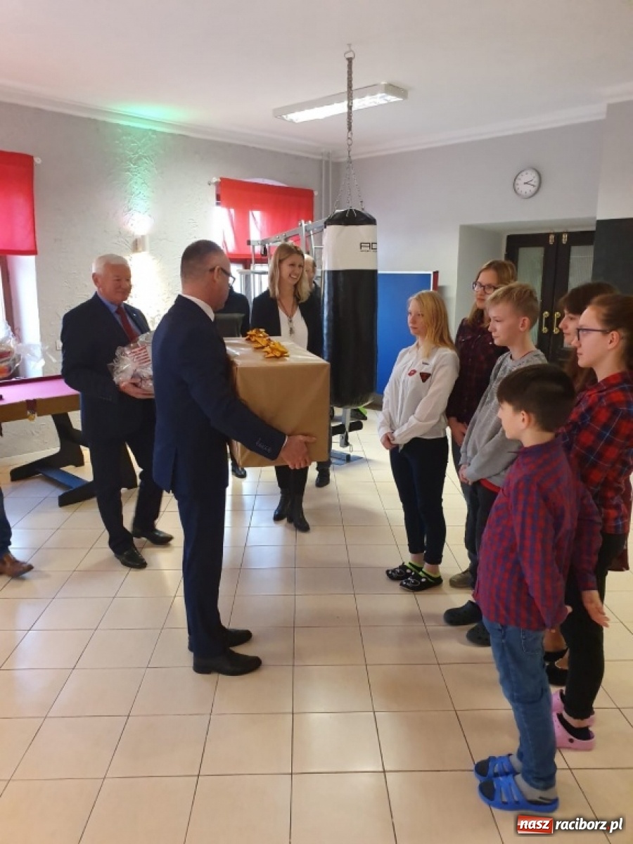 Zdjęcie w galerii na portalu naszraciborz.pl: Starosta i radni podróżowali z prezentami  wiadomości z regionu