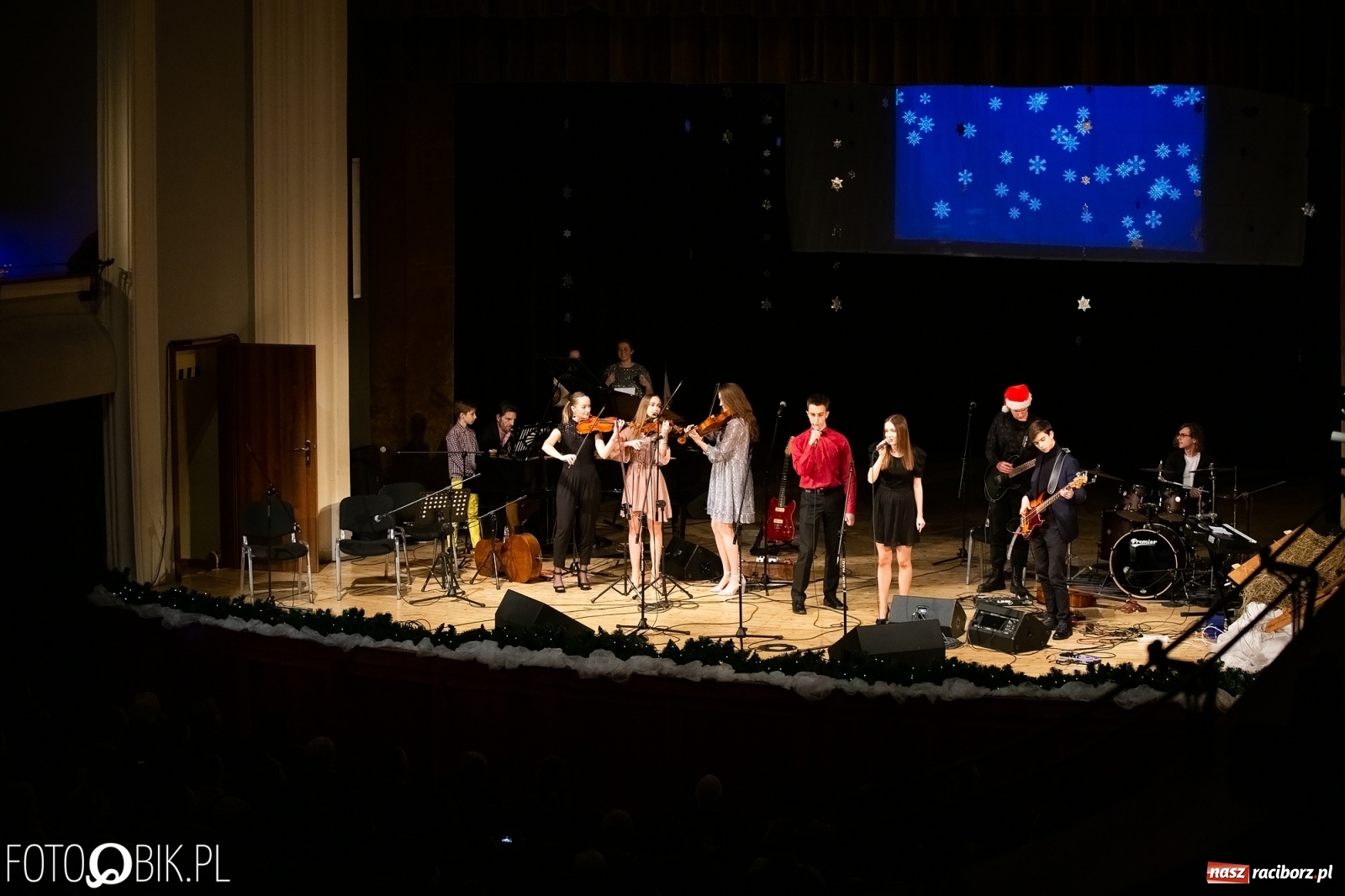 Zdjęcie w galerii na portalu naszraciborz.pl: Koncert zimowy w wykonaniu uczniów I LO i SP 4 w RCK [FOTO i WIDEO] wiadomości z regionu