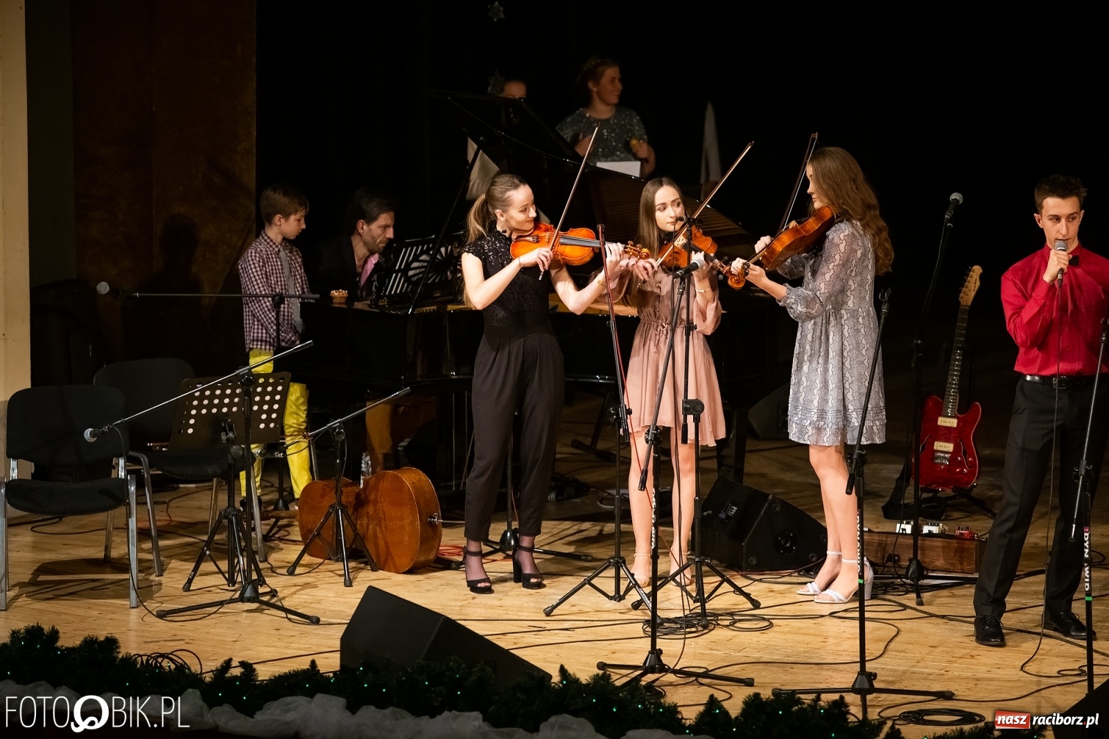 Zdjęcie w galerii na portalu naszraciborz.pl: Koncert zimowy w wykonaniu uczniów I LO i SP 4 w RCK [FOTO i WIDEO] wiadomości z regionu