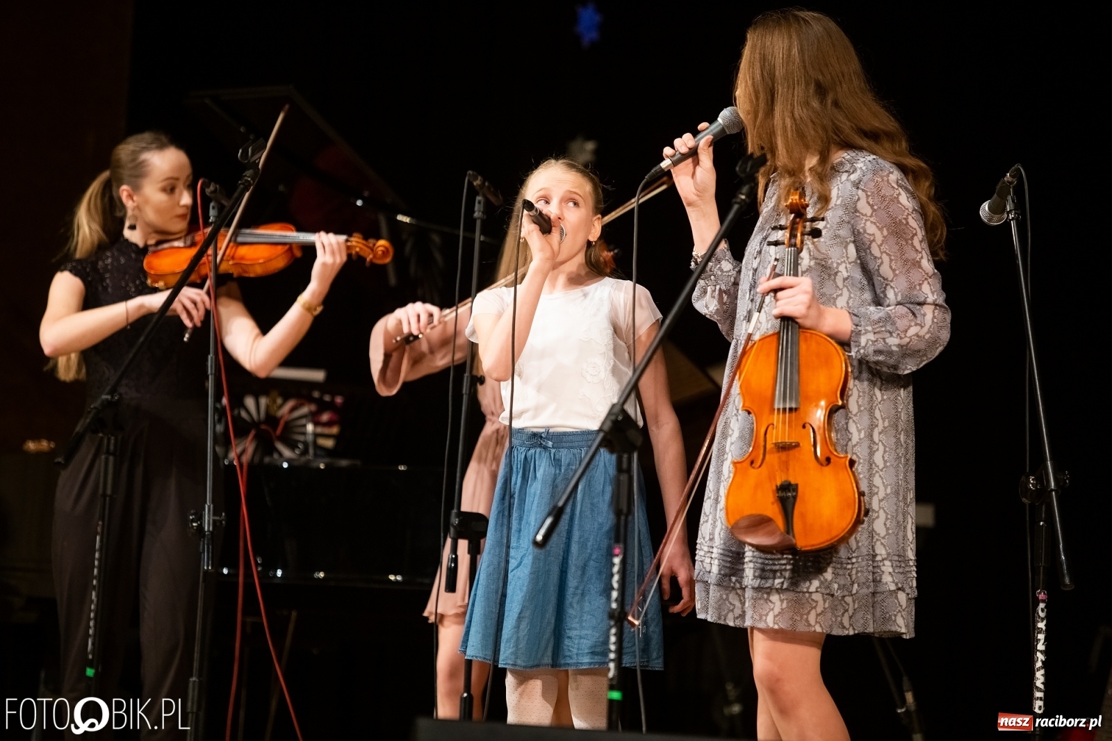 Zdjęcie w galerii na portalu naszraciborz.pl: Koncert zimowy w wykonaniu uczniów I LO i SP 4 w RCK [FOTO i WIDEO] wiadomości z regionu