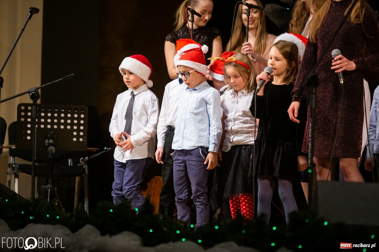 Zdjęcie w galerii na portalu naszraciborz.pl: Koncert zimowy w wykonaniu uczniów I LO i SP 4 w RCK [FOTO i WIDEO] wiadomości z regionu