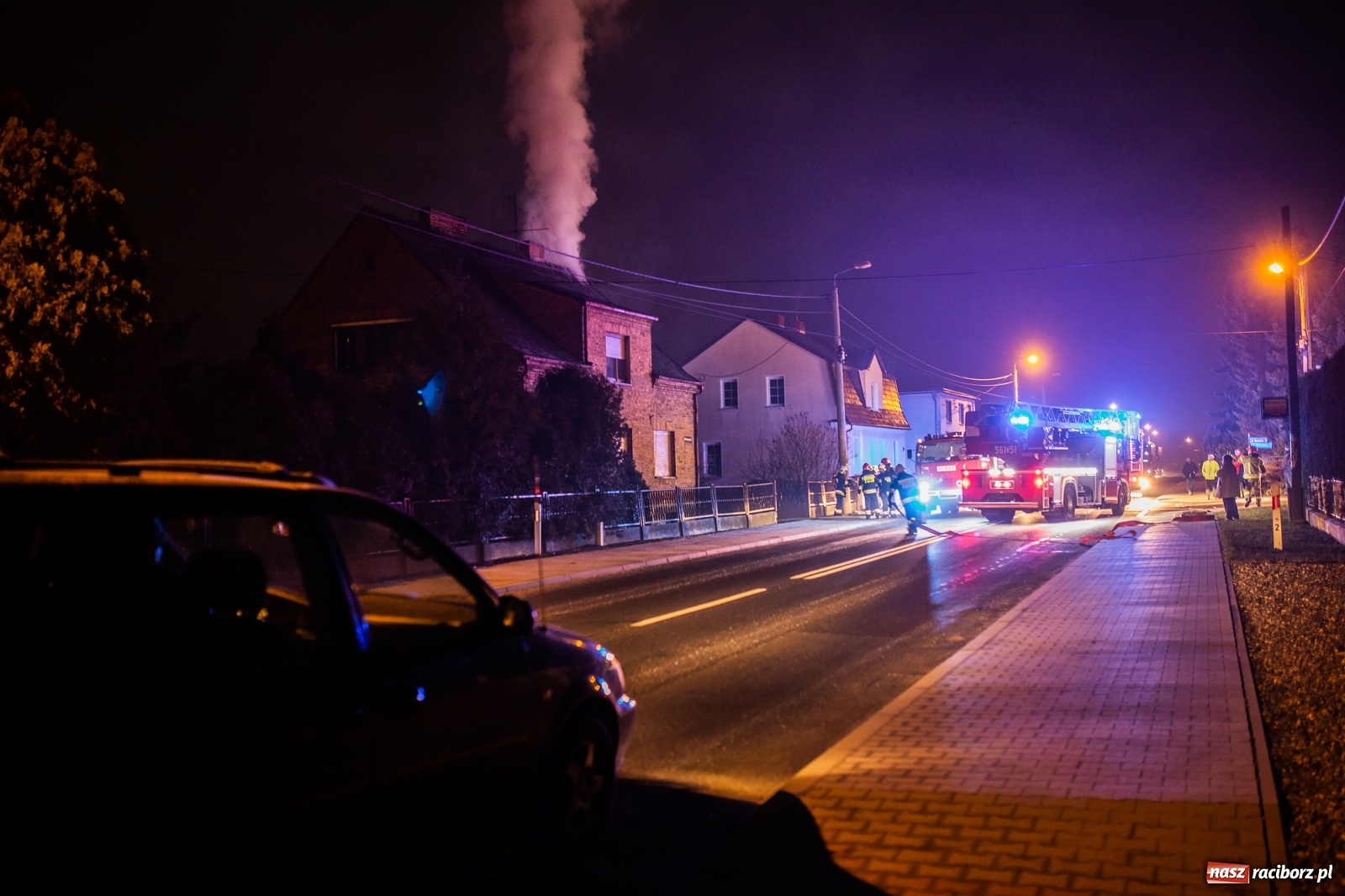 Zdjęcie w galerii na portalu naszraciborz.pl: Gorąca noc strażaków. Pożar na Hulczyńskiej, alarm w Złotej Jesieni [FOTO]  wiadomości z regionu
