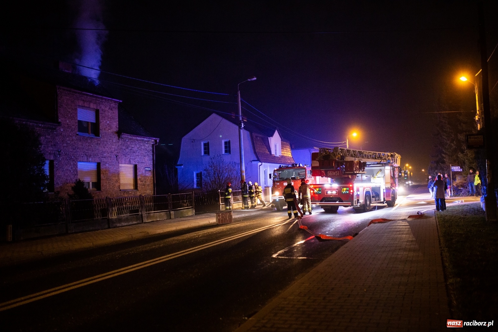 Zdjęcie w galerii na portalu naszraciborz.pl: Gorąca noc strażaków. Pożar na Hulczyńskiej, alarm w Złotej Jesieni [FOTO]  wiadomości z regionu