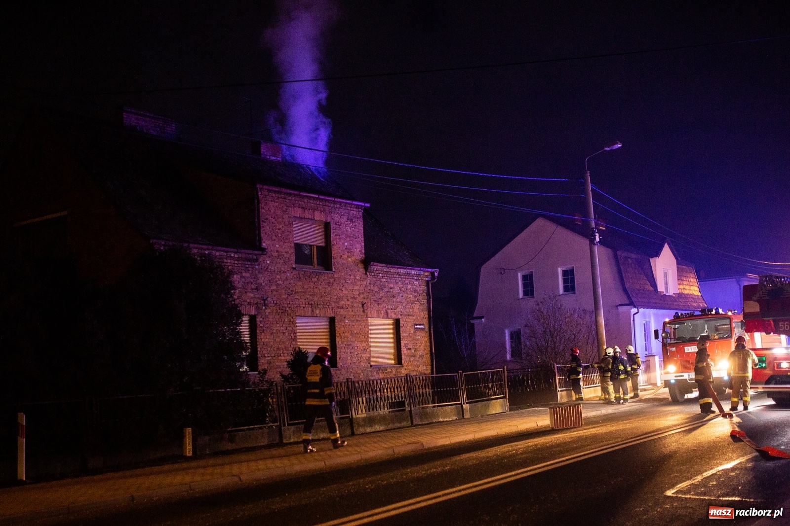 Zdjęcie w galerii na portalu naszraciborz.pl: Gorąca noc strażaków. Pożar na Hulczyńskiej, alarm w Złotej Jesieni [FOTO]  wiadomości z regionu