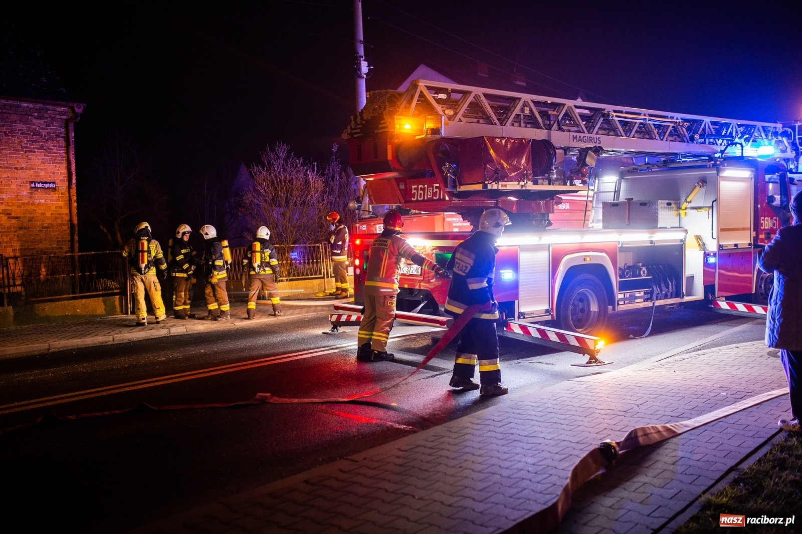 Zdjęcie w galerii na portalu naszraciborz.pl: Gorąca noc strażaków. Pożar na Hulczyńskiej, alarm w Złotej Jesieni [FOTO]  wiadomości z regionu