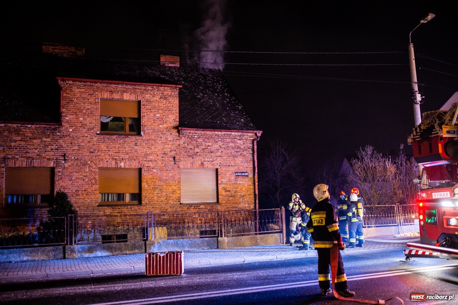 Zdjęcie w galerii na portalu naszraciborz.pl: Gorąca noc strażaków. Pożar na Hulczyńskiej, alarm w Złotej Jesieni [FOTO]  wiadomości z regionu