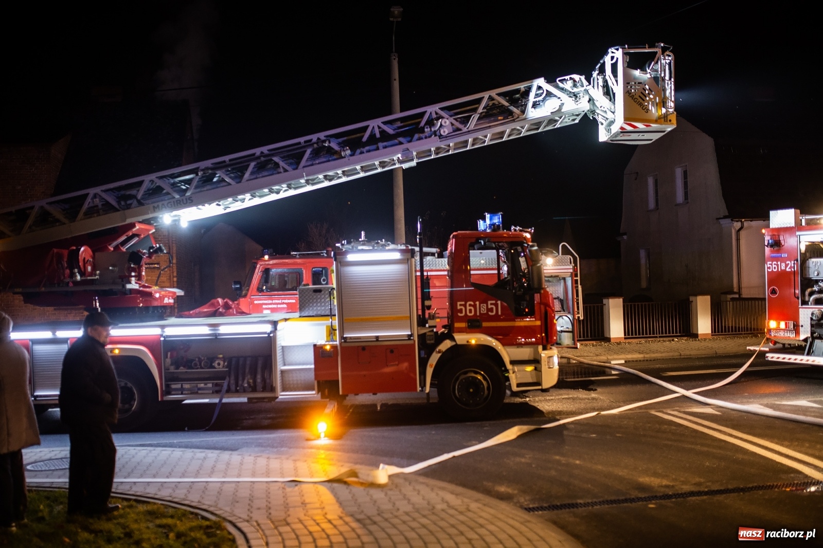 Zdjęcie w galerii na portalu naszraciborz.pl: Gorąca noc strażaków. Pożar na Hulczyńskiej, alarm w Złotej Jesieni [FOTO]  wiadomości z regionu