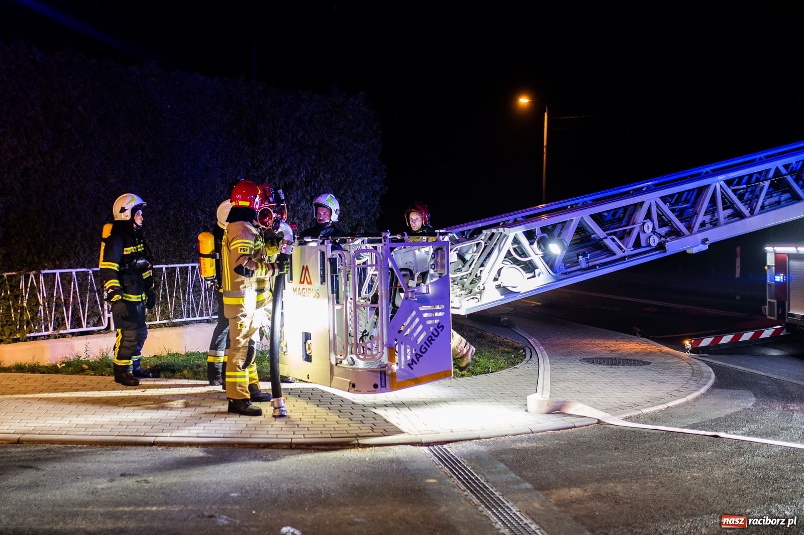 Zdjęcie w galerii na portalu naszraciborz.pl: Gorąca noc strażaków. Pożar na Hulczyńskiej, alarm w Złotej Jesieni [FOTO]  wiadomości z regionu