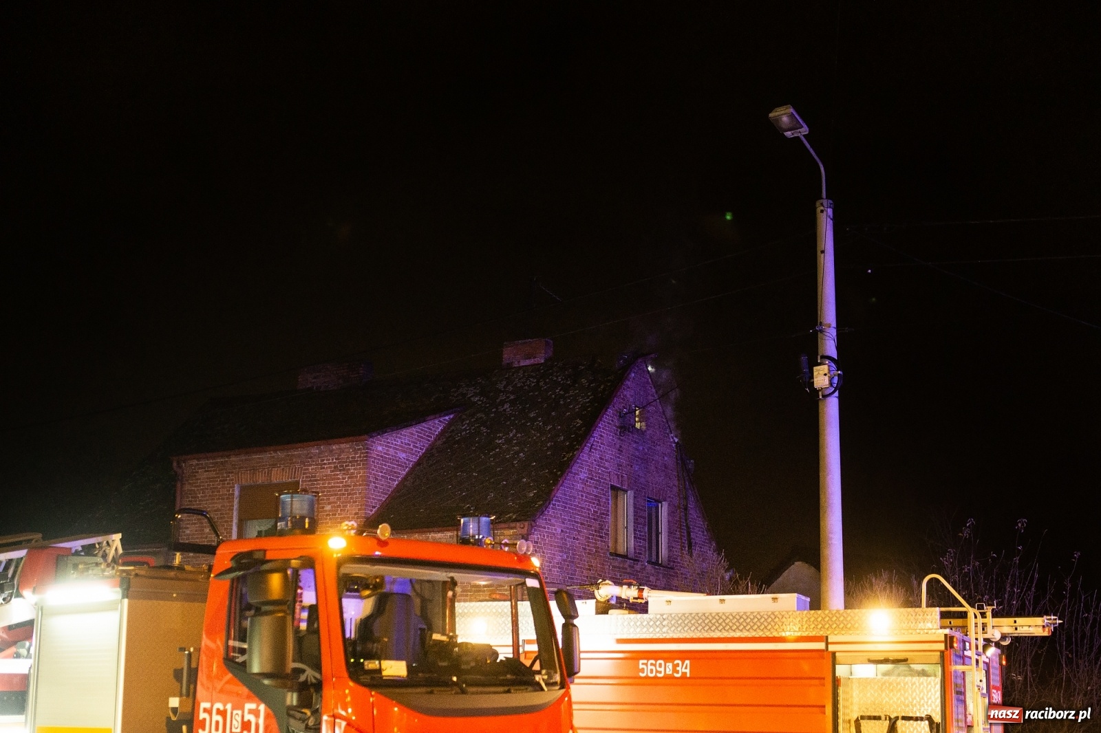 Zdjęcie w galerii na portalu naszraciborz.pl: Gorąca noc strażaków. Pożar na Hulczyńskiej, alarm w Złotej Jesieni [FOTO]  wiadomości z regionu