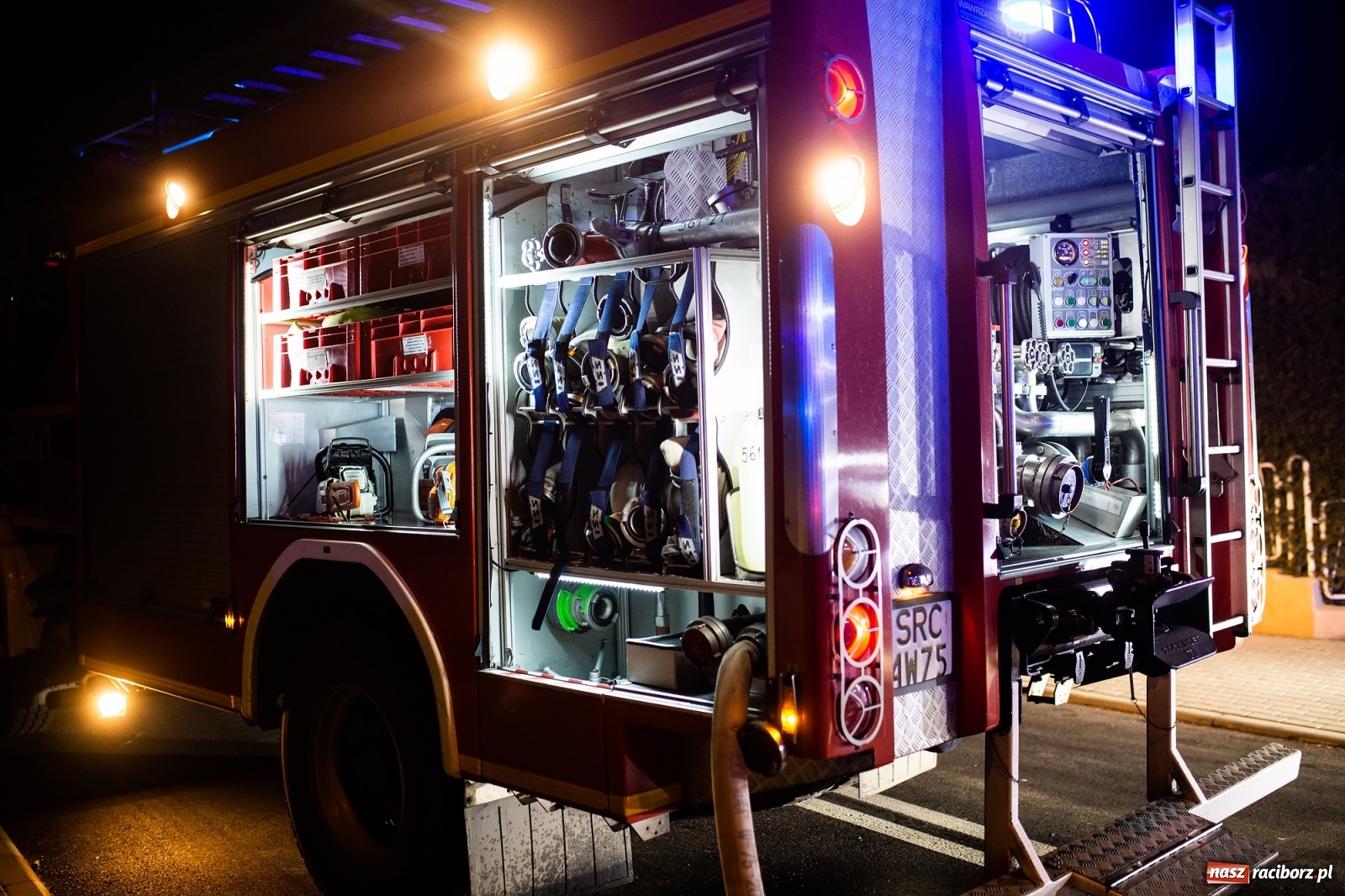 Zdjęcie w galerii na portalu naszraciborz.pl: Gorąca noc strażaków. Pożar na Hulczyńskiej, alarm w Złotej Jesieni [FOTO]  wiadomości z regionu