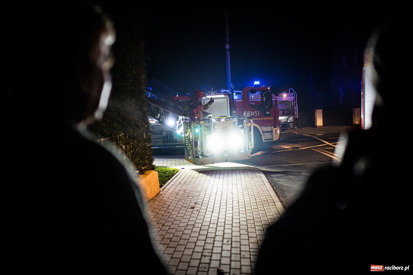 Zdjęcie w galerii na portalu naszraciborz.pl: Gorąca noc strażaków. Pożar na Hulczyńskiej, alarm w Złotej Jesieni [FOTO]  wiadomości z regionu
