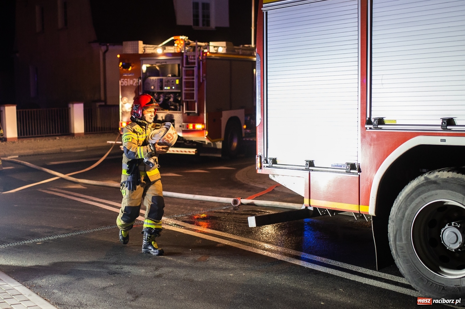 Zdjęcie w galerii na portalu naszraciborz.pl: Gorąca noc strażaków. Pożar na Hulczyńskiej, alarm w Złotej Jesieni [FOTO]  wiadomości z regionu