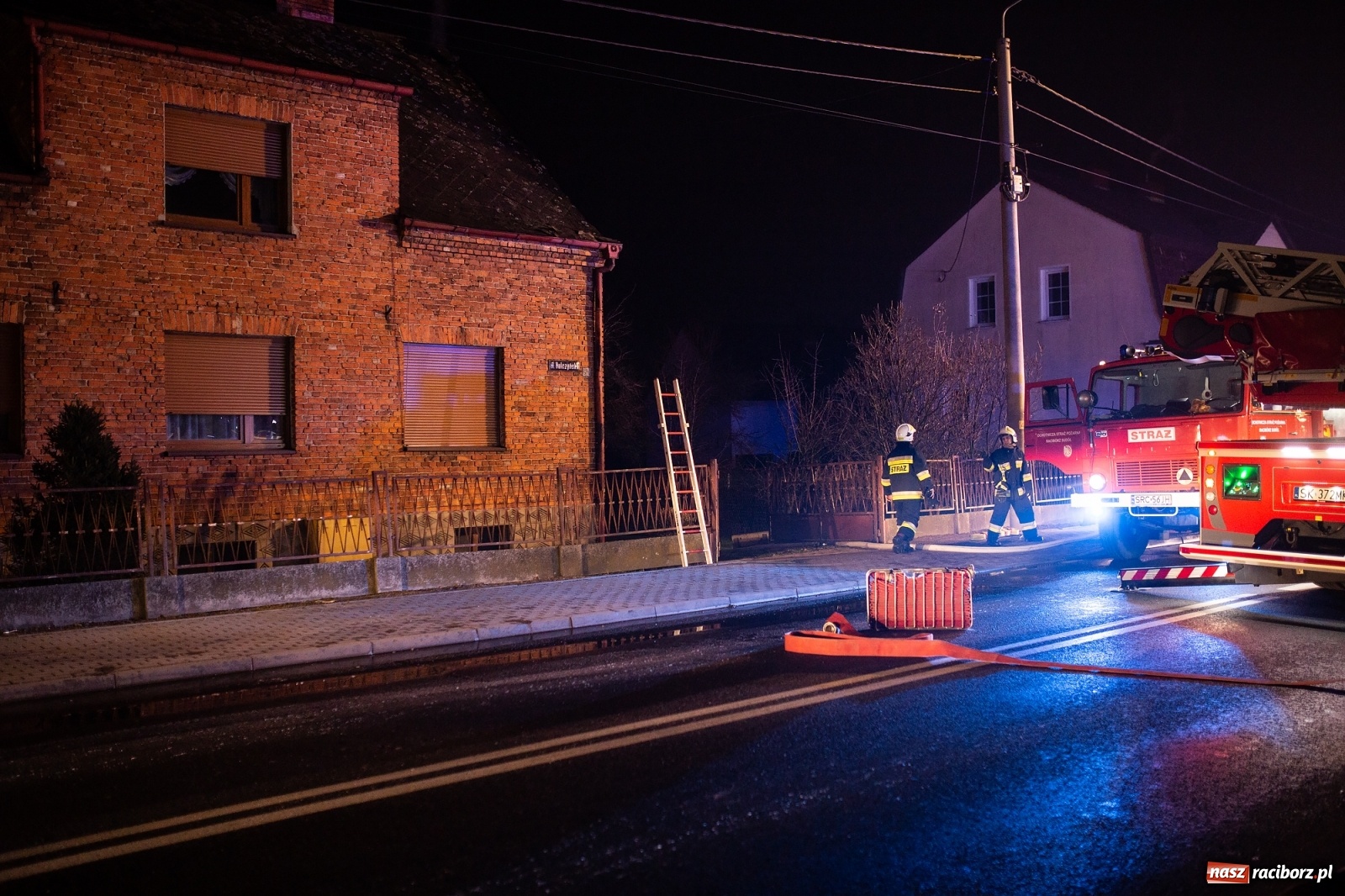 Zdjęcie w galerii na portalu naszraciborz.pl: Gorąca noc strażaków. Pożar na Hulczyńskiej, alarm w Złotej Jesieni [FOTO]  wiadomości z regionu