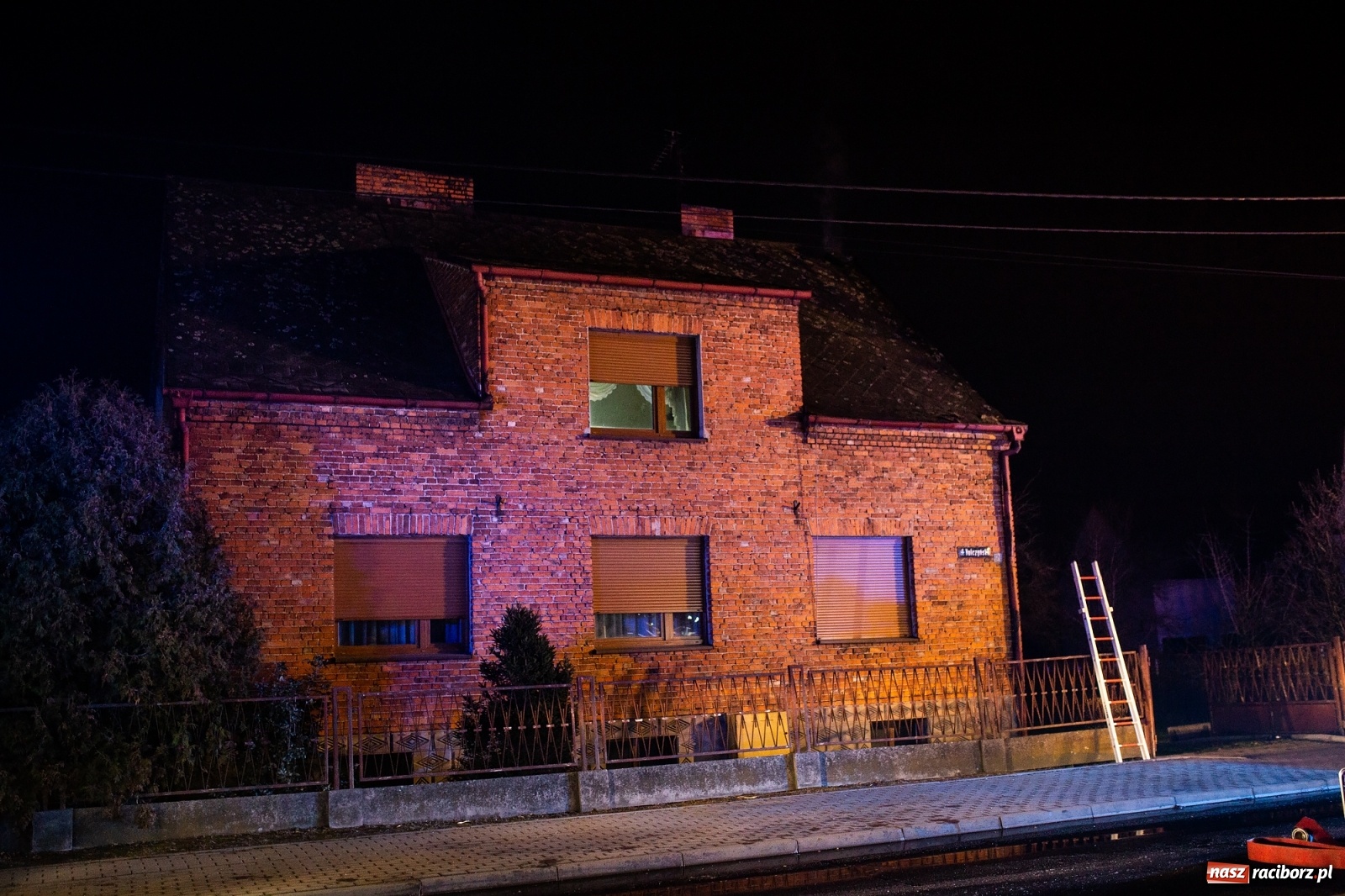 Zdjęcie w galerii na portalu naszraciborz.pl: Gorąca noc strażaków. Pożar na Hulczyńskiej, alarm w Złotej Jesieni [FOTO]  wiadomości z regionu