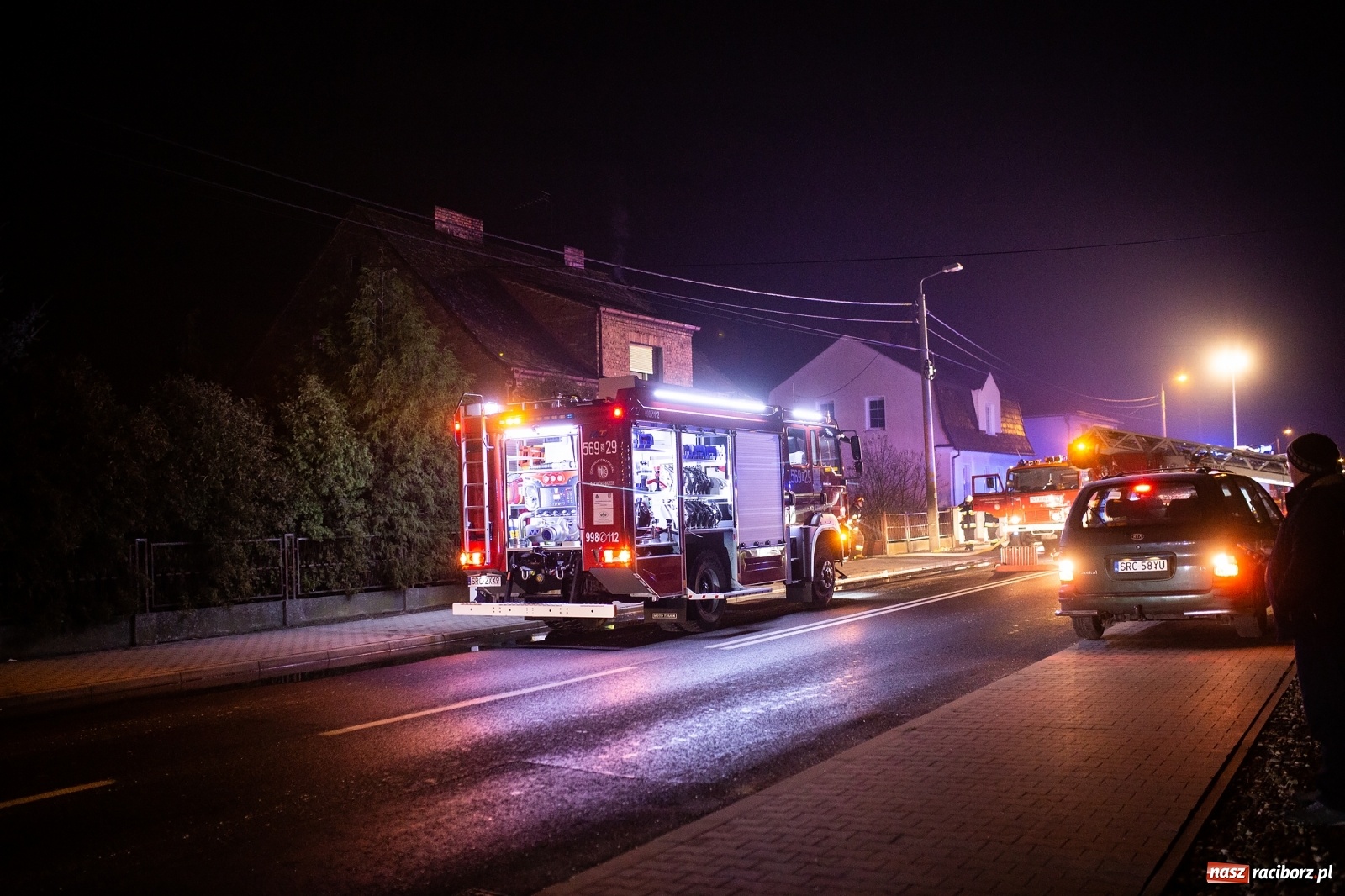 Zdjęcie w galerii na portalu naszraciborz.pl: Gorąca noc strażaków. Pożar na Hulczyńskiej, alarm w Złotej Jesieni [FOTO]  wiadomości z regionu
