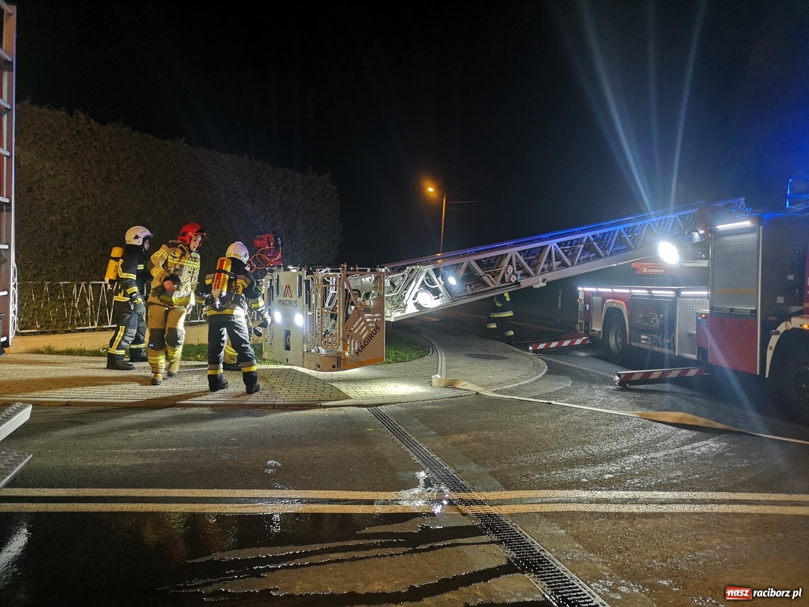 Zdjęcie w galerii na portalu naszraciborz.pl: Gorąca noc strażaków. Pożar na Hulczyńskiej, alarm w Złotej Jesieni [FOTO]  wiadomości z regionu