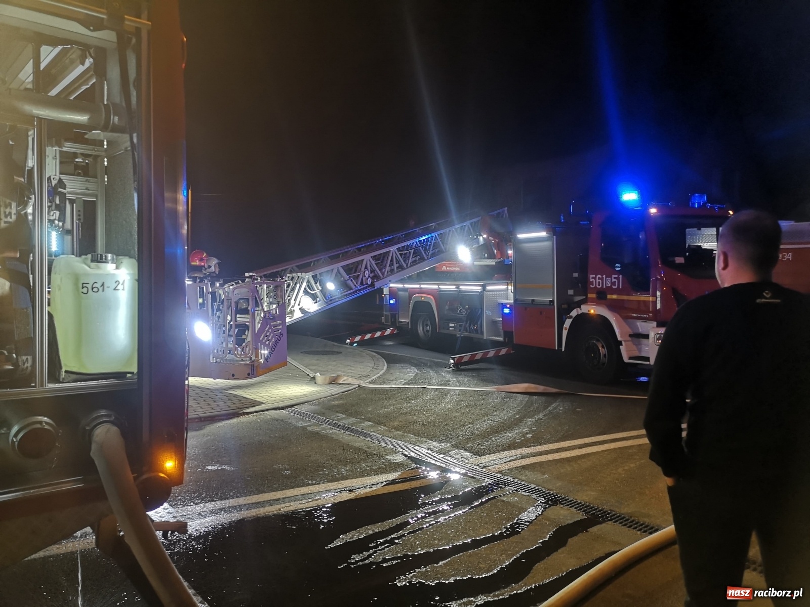 Zdjęcie w galerii na portalu naszraciborz.pl: Gorąca noc strażaków. Pożar na Hulczyńskiej, alarm w Złotej Jesieni [FOTO]  wiadomości z regionu