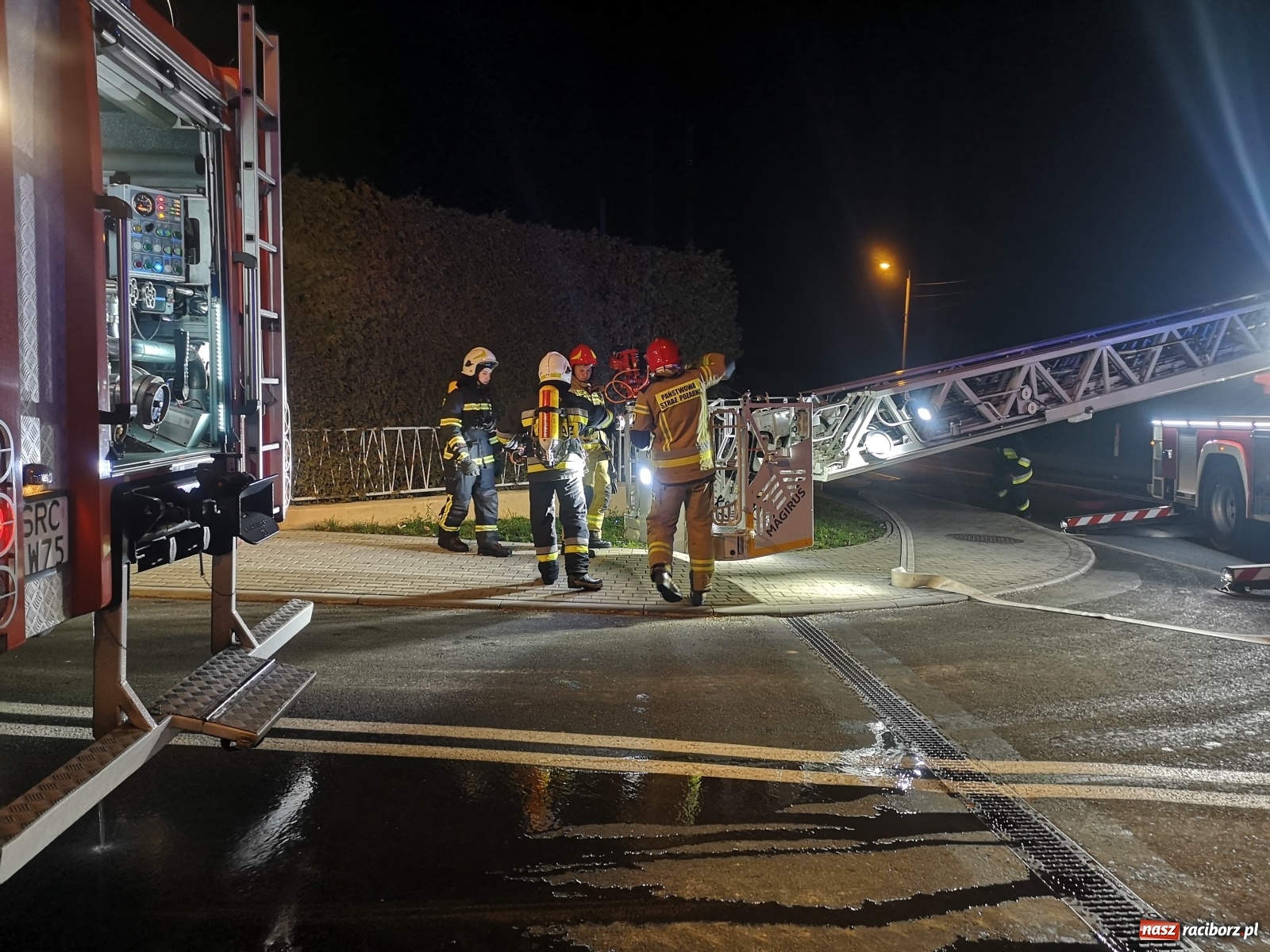 Zdjęcie w galerii na portalu naszraciborz.pl: Gorąca noc strażaków. Pożar na Hulczyńskiej, alarm w Złotej Jesieni [FOTO]  wiadomości z regionu