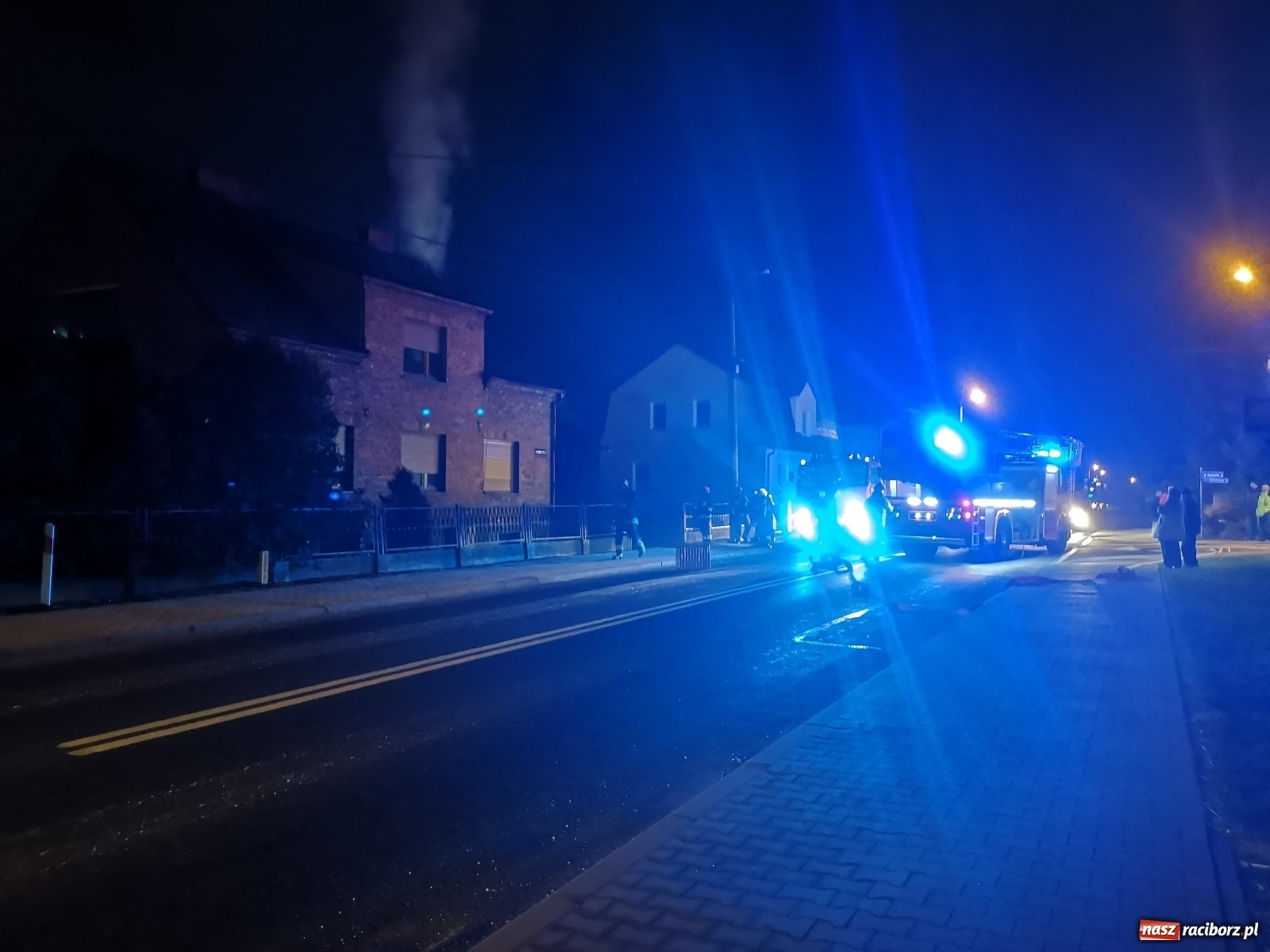Zdjęcie w galerii na portalu naszraciborz.pl: Gorąca noc strażaków. Pożar na Hulczyńskiej, alarm w Złotej Jesieni [FOTO]  wiadomości z regionu