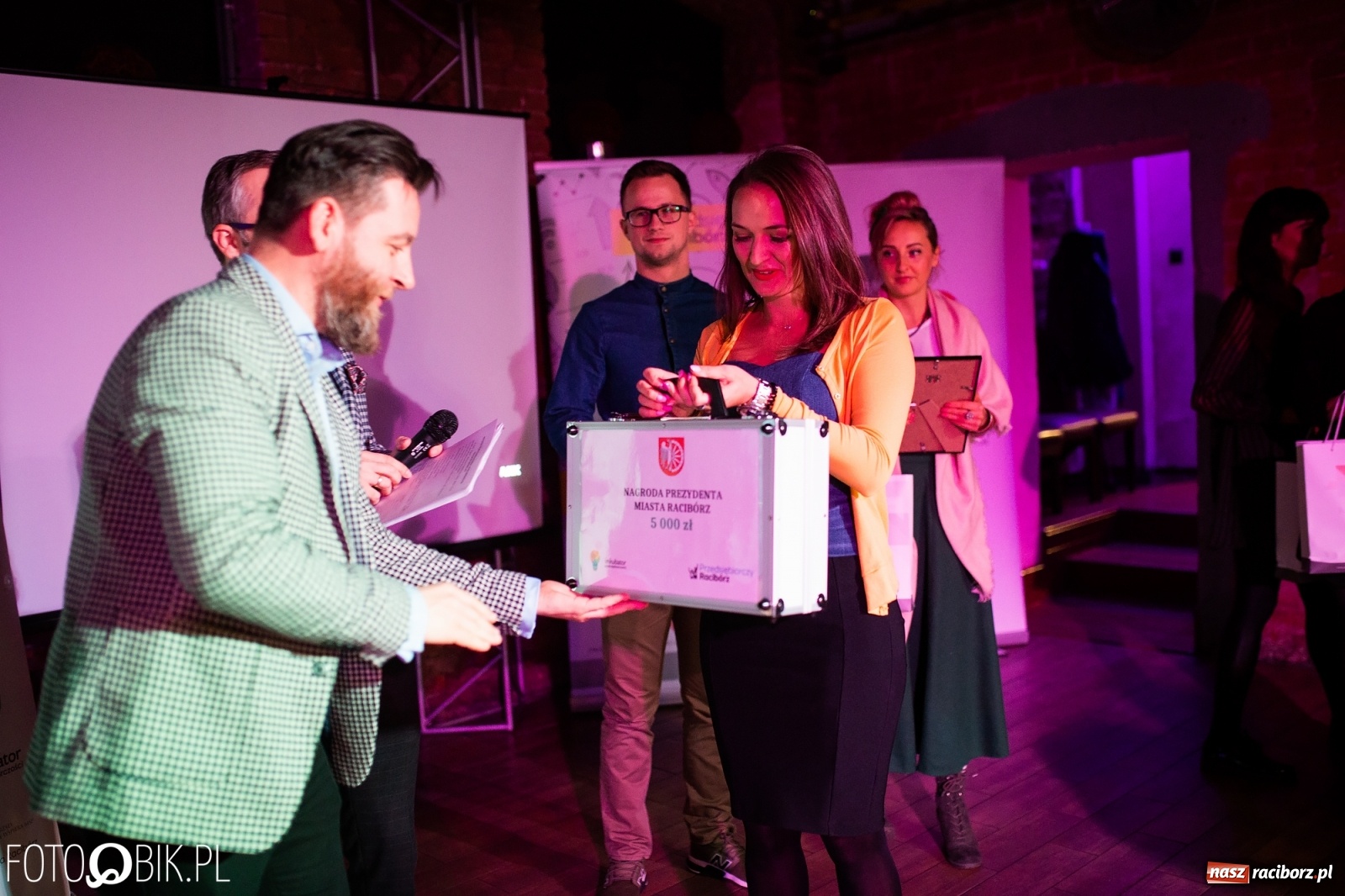 Zdjęcie w galerii na portalu naszraciborz.pl: Malowane buty, orientalne stroje i prywatny kucharz. Najlepsze biznes plany 2019 wiadomości z regionu