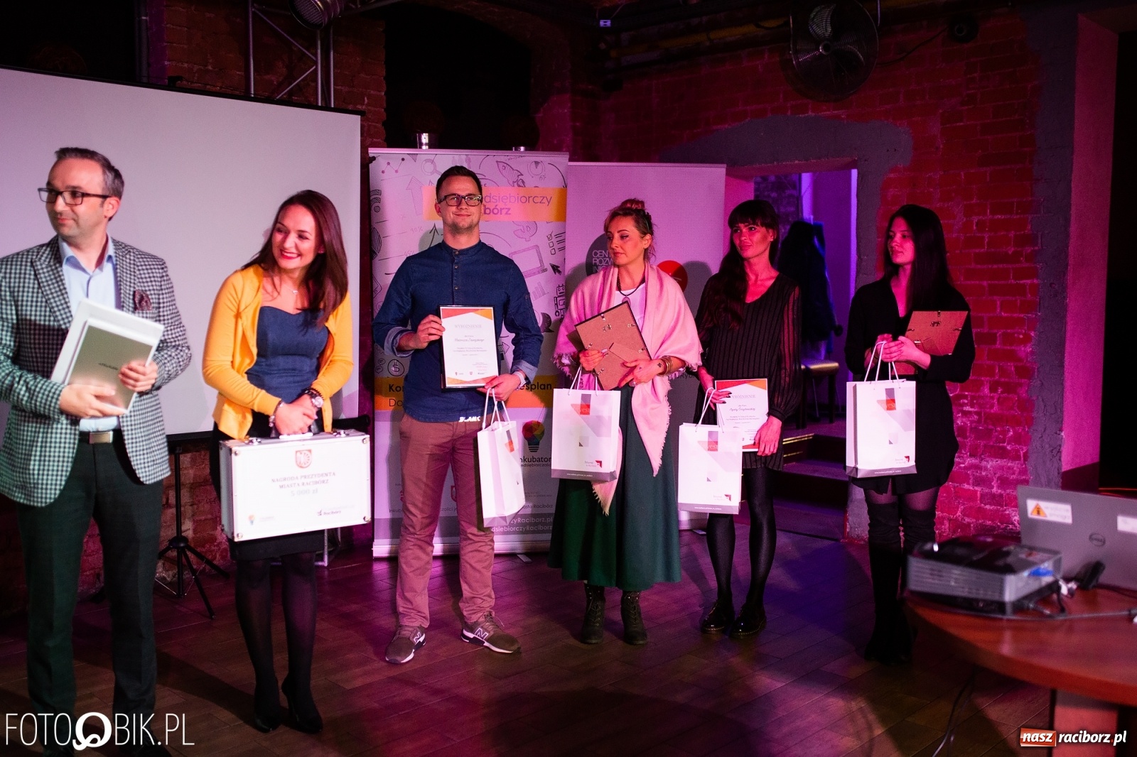 Zdjęcie w galerii na portalu naszraciborz.pl: Malowane buty, orientalne stroje i prywatny kucharz. Najlepsze biznes plany 2019 wiadomości z regionu