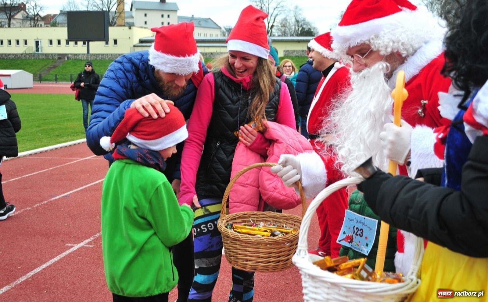 Zdjęcie w galerii na portalu naszraciborz.pl: Uczniowie SP 15 na Biegu Mikołajkowym wiadomości z regionu