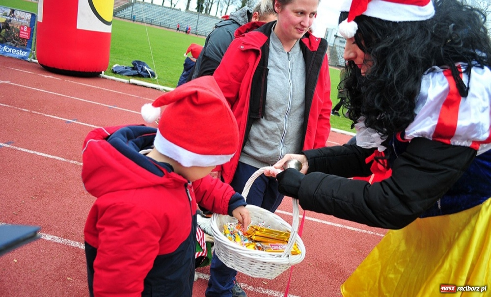Zdjęcie w galerii na portalu naszraciborz.pl: Uczniowie SP 15 na Biegu Mikołajkowym wiadomości z regionu