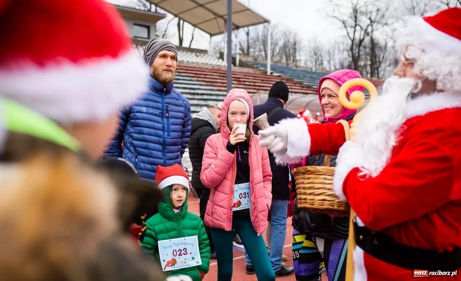 Zdjęcie w galerii na portalu naszraciborz.pl: Uczniowie SP 15 na Biegu Mikołajkowym wiadomości z regionu