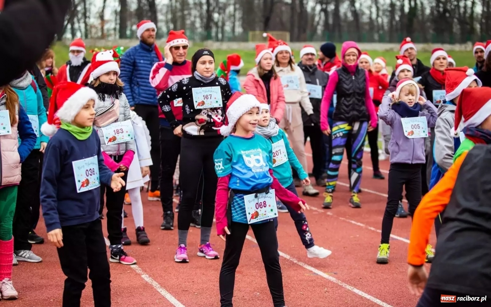 Zdjęcie w galerii na portalu naszraciborz.pl: Uczniowie SP 15 na Biegu Mikołajkowym wiadomości z regionu