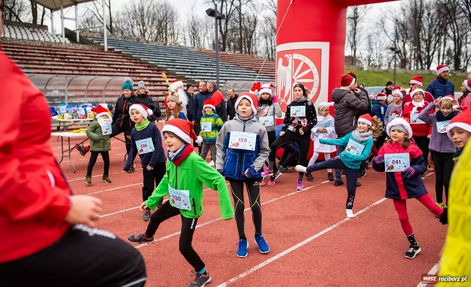Zdjęcie w galerii na portalu naszraciborz.pl: Uczniowie SP 15 na Biegu Mikołajkowym wiadomości z regionu