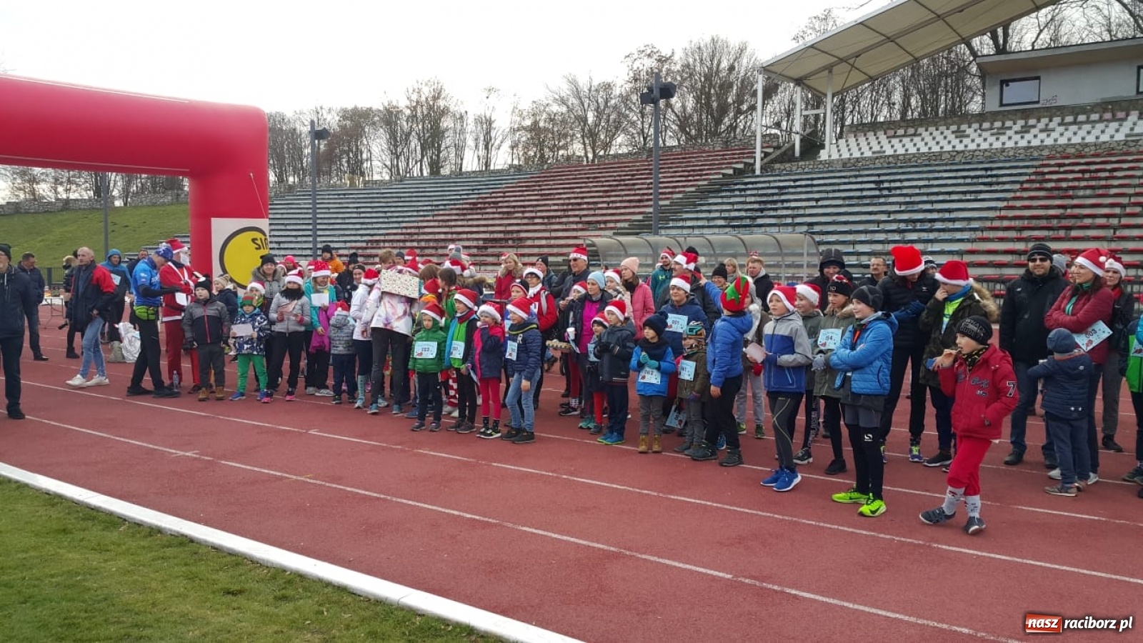 Zdjęcie w galerii na portalu naszraciborz.pl: Uczniowie SP 15 na Biegu Mikołajkowym wiadomości z regionu