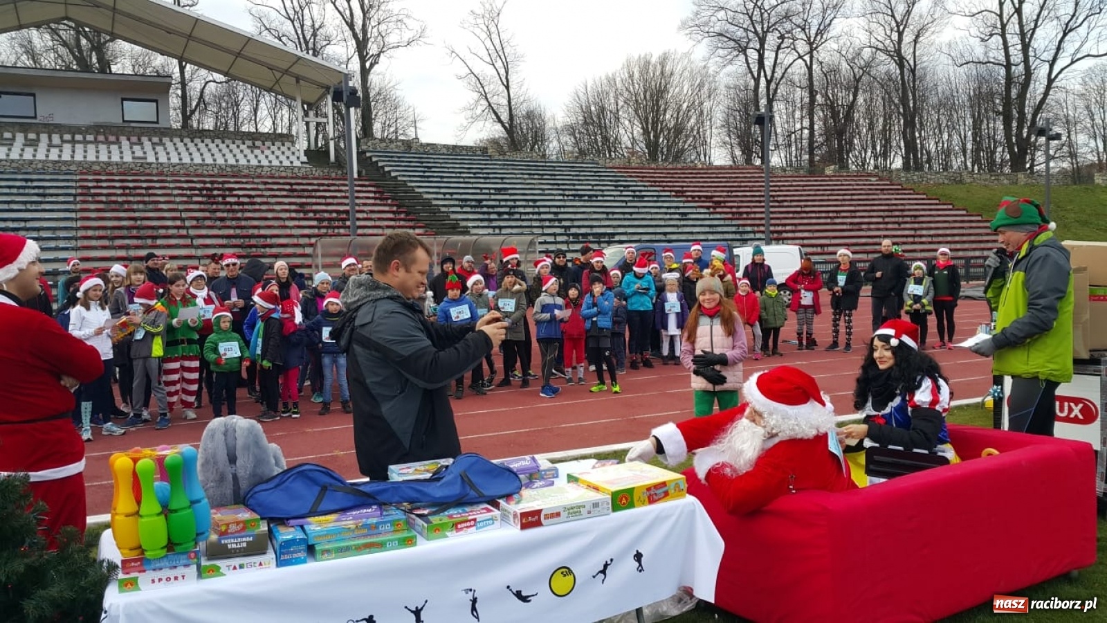 Zdjęcie w galerii na portalu naszraciborz.pl: Uczniowie SP 15 na Biegu Mikołajkowym wiadomości z regionu