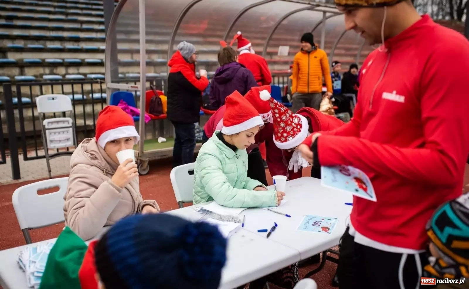 Zdjęcie w galerii na portalu naszraciborz.pl: Uczniowie SP 15 na Biegu Mikołajkowym wiadomości z regionu