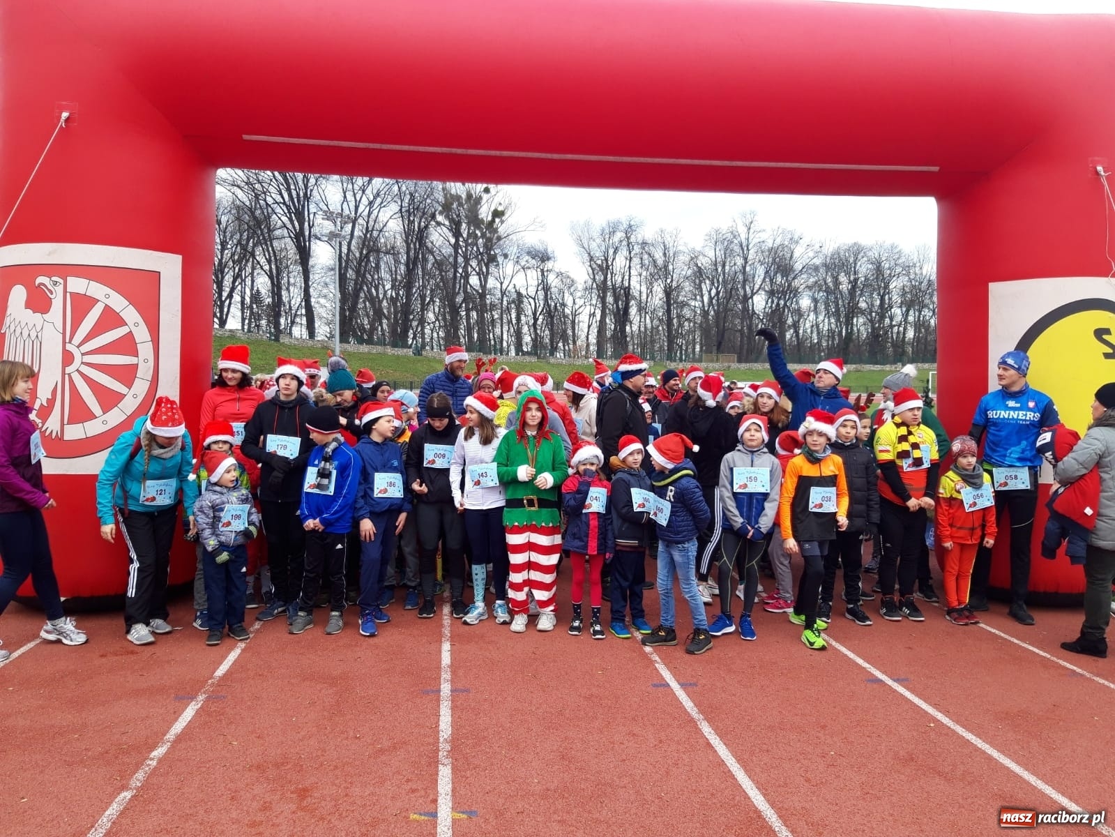 Zdjęcie w galerii na portalu naszraciborz.pl: Uczniowie SP 15 na Biegu Mikołajkowym wiadomości z regionu