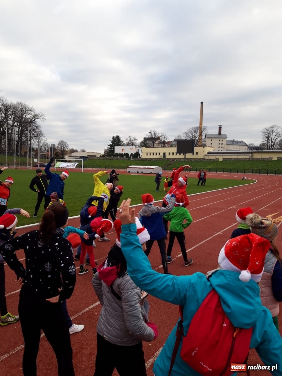 Zdjęcie w galerii na portalu naszraciborz.pl: Uczniowie SP 15 na Biegu Mikołajkowym wiadomości z regionu
