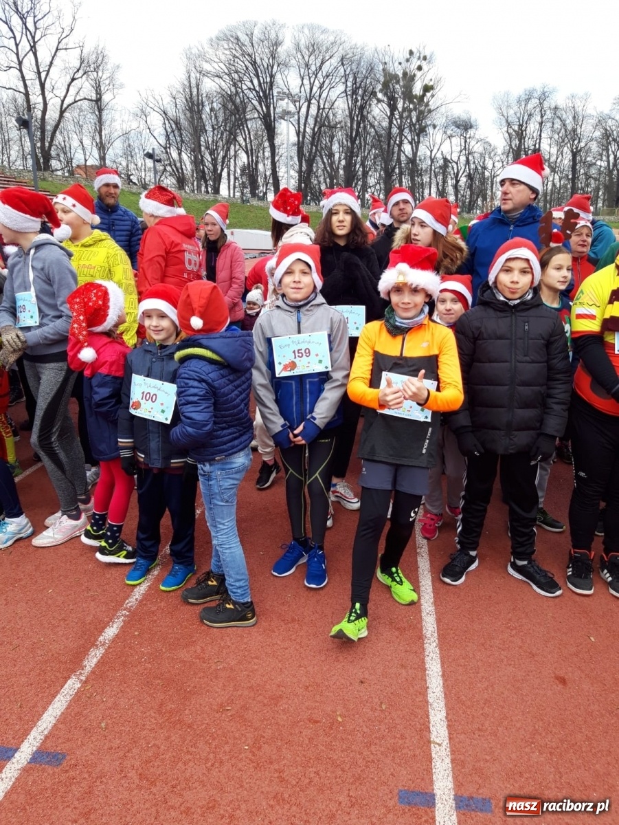 Zdjęcie w galerii na portalu naszraciborz.pl: Uczniowie SP 15 na Biegu Mikołajkowym wiadomości z regionu