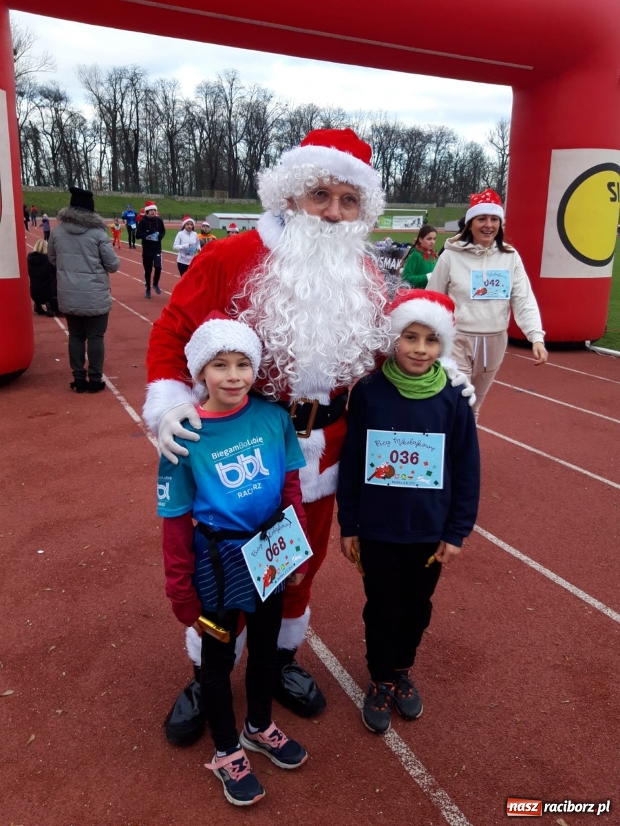 Zdjęcie w galerii na portalu naszraciborz.pl: Uczniowie SP 15 na Biegu Mikołajkowym wiadomości z regionu
