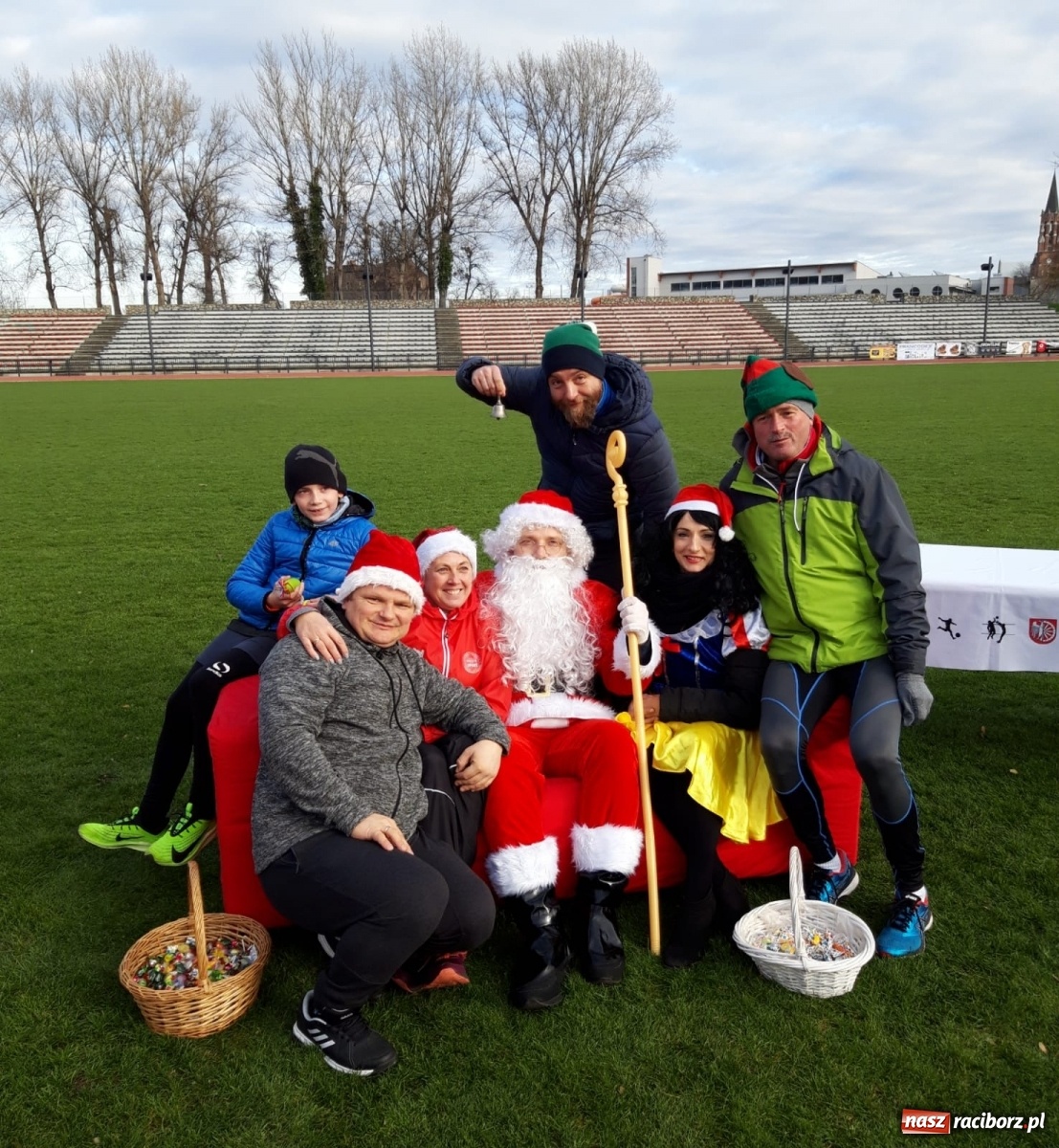 Zdjęcie w galerii na portalu naszraciborz.pl: Uczniowie SP 15 na Biegu Mikołajkowym wiadomości z regionu