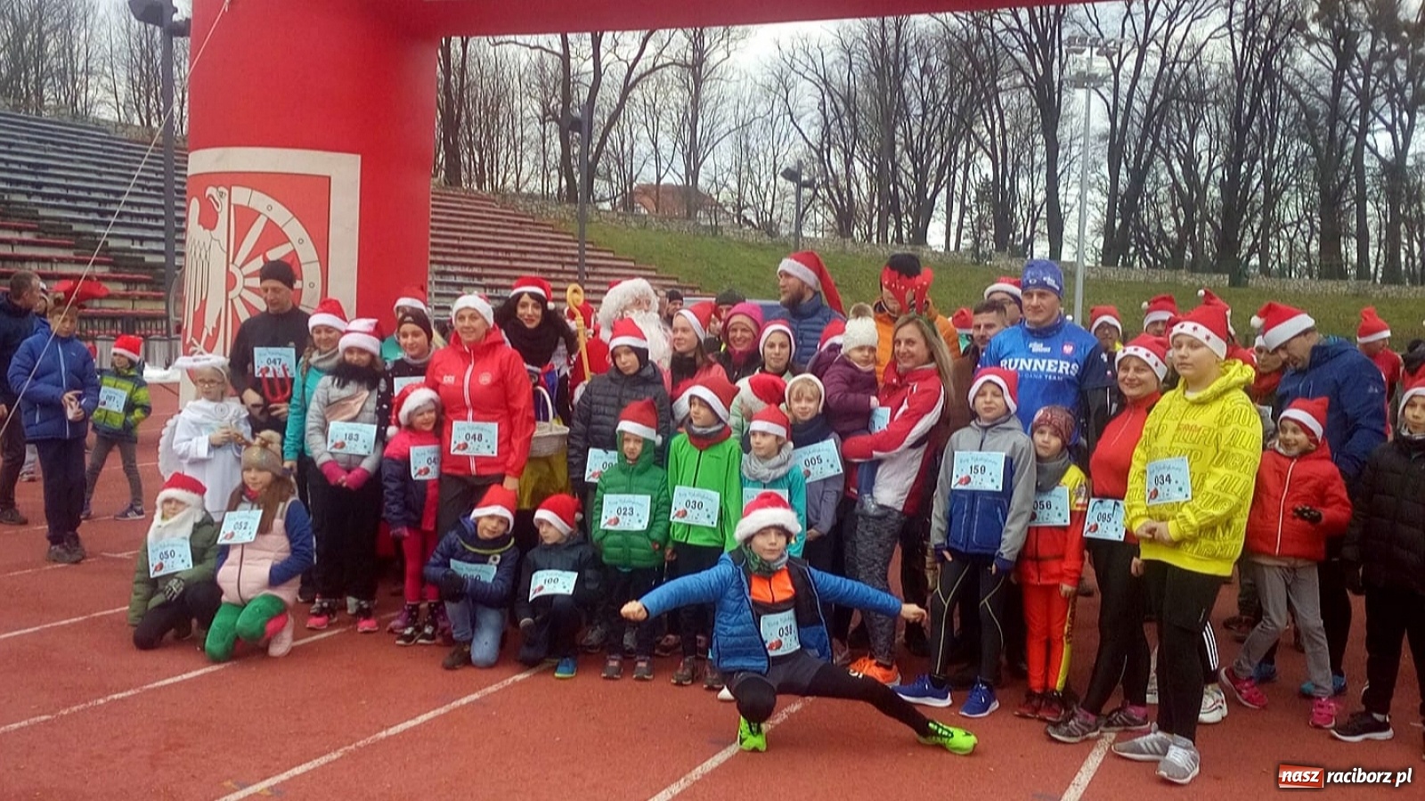 Zdjęcie w galerii na portalu naszraciborz.pl: Uczniowie SP 15 na Biegu Mikołajkowym wiadomości z regionu
