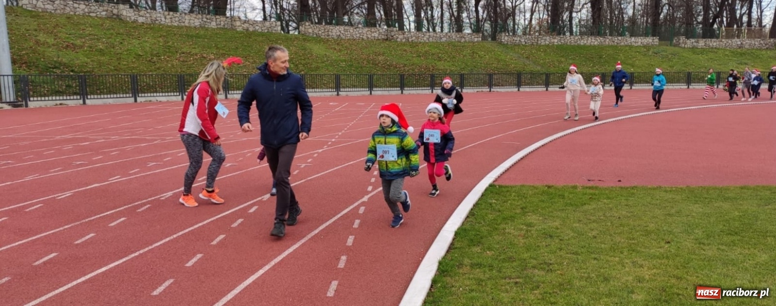 Zdjęcie w galerii na portalu naszraciborz.pl: Uczniowie SP 15 na Biegu Mikołajkowym wiadomości z regionu