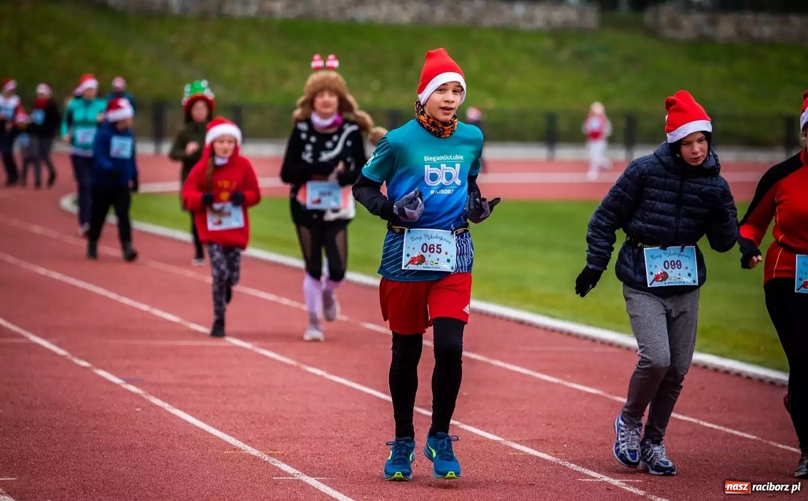 Zdjęcie w galerii na portalu naszraciborz.pl: Uczniowie SP 15 na Biegu Mikołajkowym wiadomości z regionu