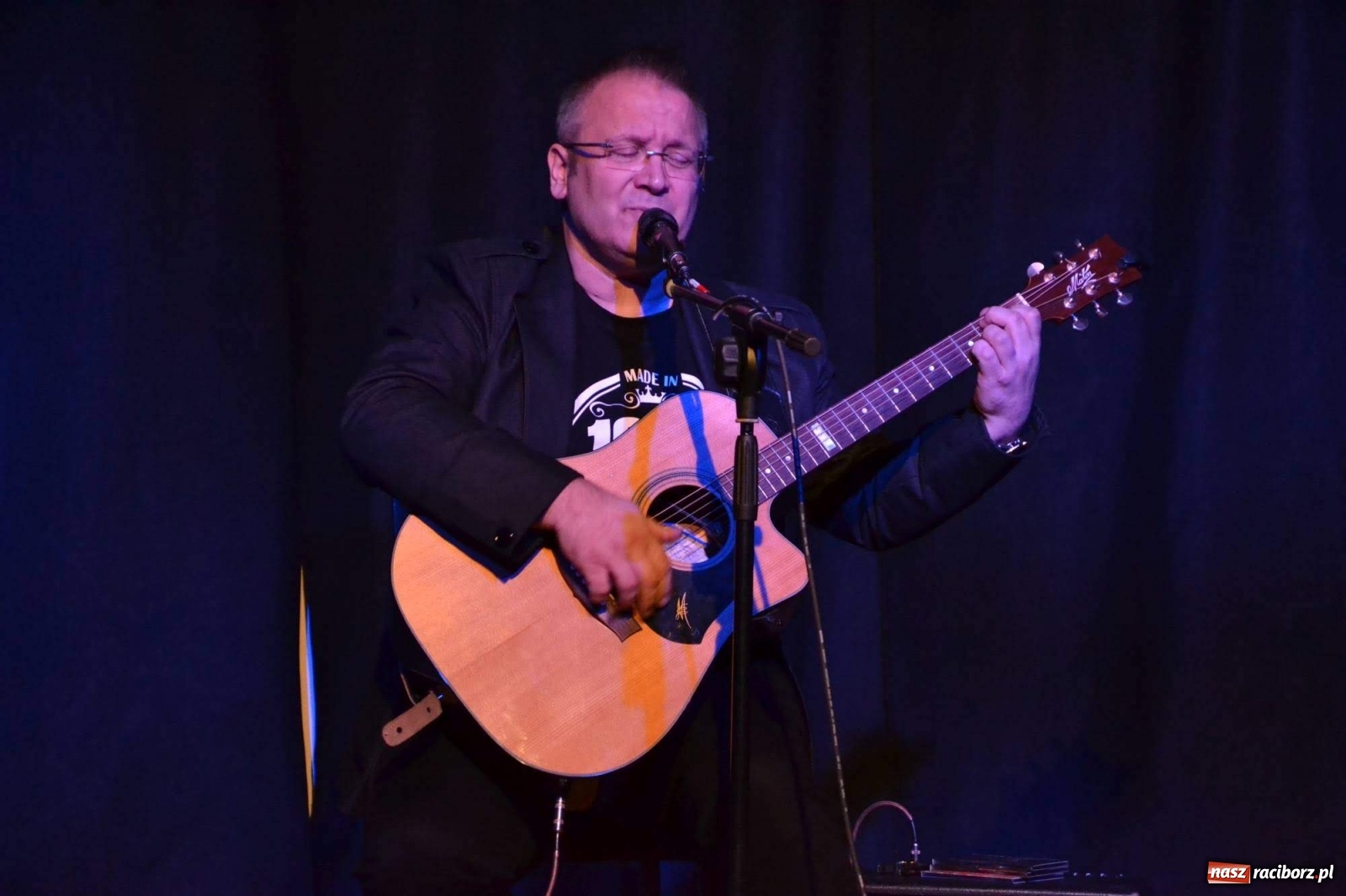 Zdjęcie w galerii na portalu naszraciborz.pl: Niebo do wynajęcia. Niezwykły koncert Roberta Kasprzyckiego na zamku wiadomości z regionu