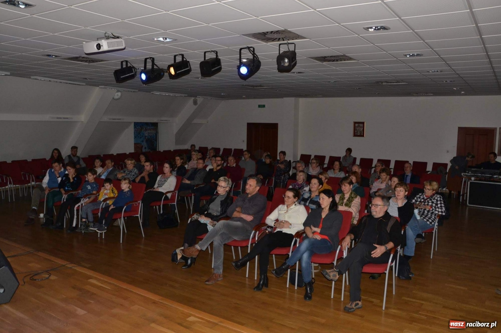 Zdjęcie w galerii na portalu naszraciborz.pl: Niebo do wynajęcia. Niezwykły koncert Roberta Kasprzyckiego na zamku wiadomości z regionu