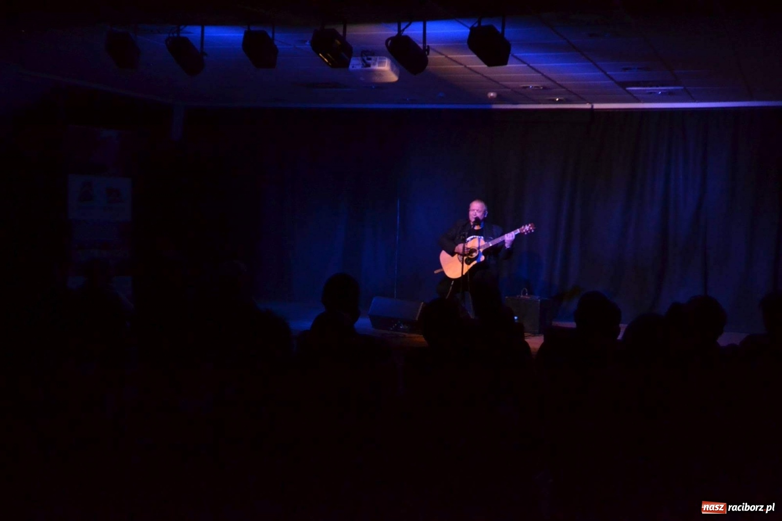 Zdjęcie w galerii na portalu naszraciborz.pl: Niebo do wynajęcia. Niezwykły koncert Roberta Kasprzyckiego na zamku wiadomości z regionu