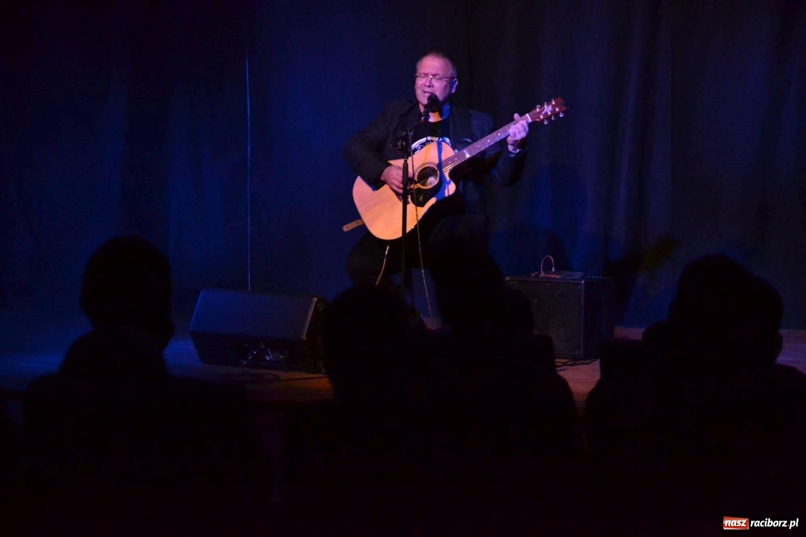 Zdjęcie w galerii na portalu naszraciborz.pl: Niebo do wynajęcia. Niezwykły koncert Roberta Kasprzyckiego na zamku wiadomości z regionu