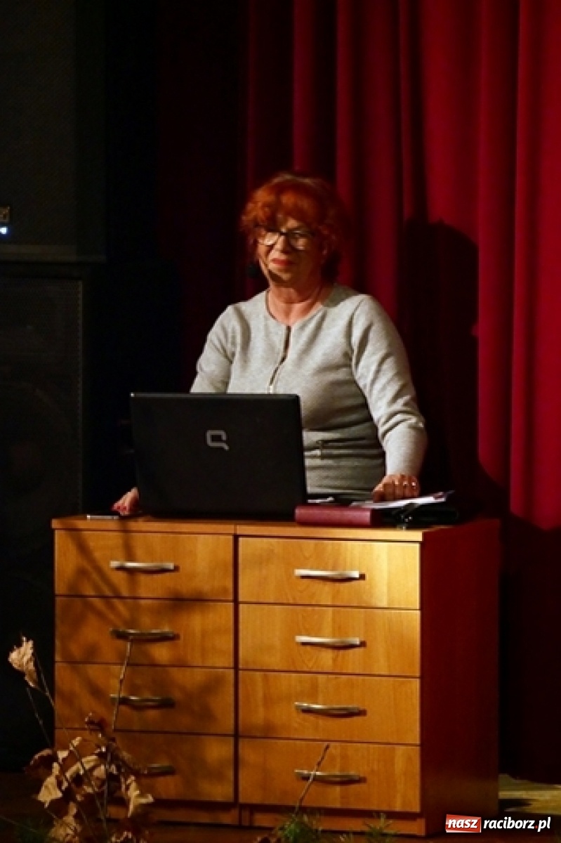 Zdjęcie w galerii na portalu naszraciborz.pl: W drodze na Wigilię. Teatr Senioralne Forte na święta wiadomości z regionu