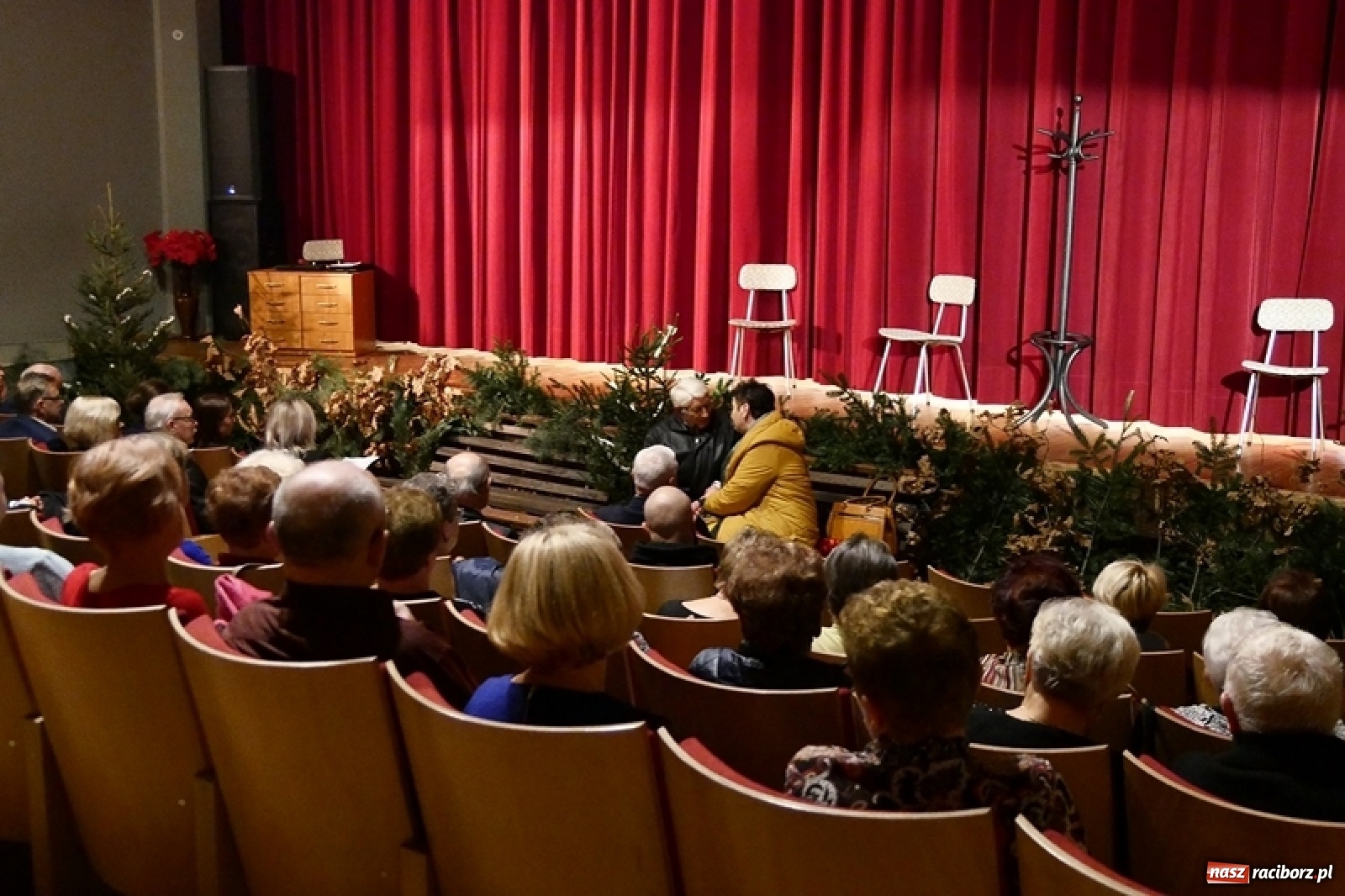 Zdjęcie w galerii na portalu naszraciborz.pl: W drodze na Wigilię. Teatr Senioralne Forte na święta wiadomości z regionu