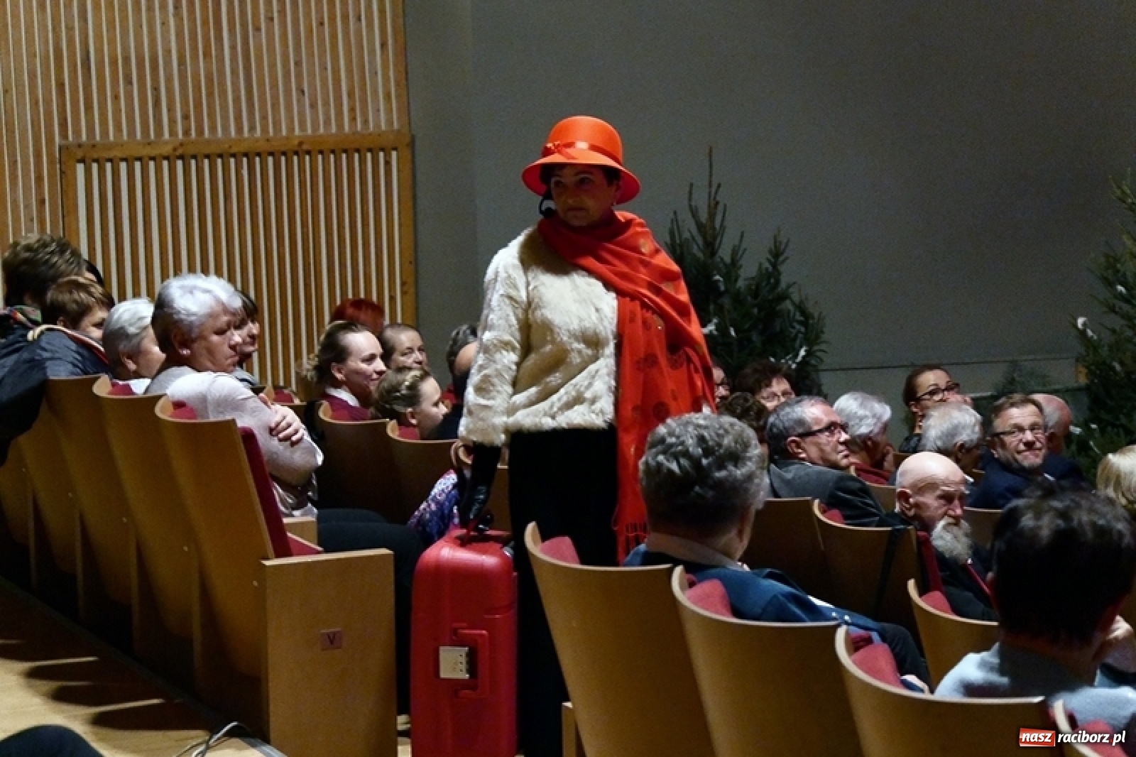 Zdjęcie w galerii na portalu naszraciborz.pl: W drodze na Wigilię. Teatr Senioralne Forte na święta wiadomości z regionu