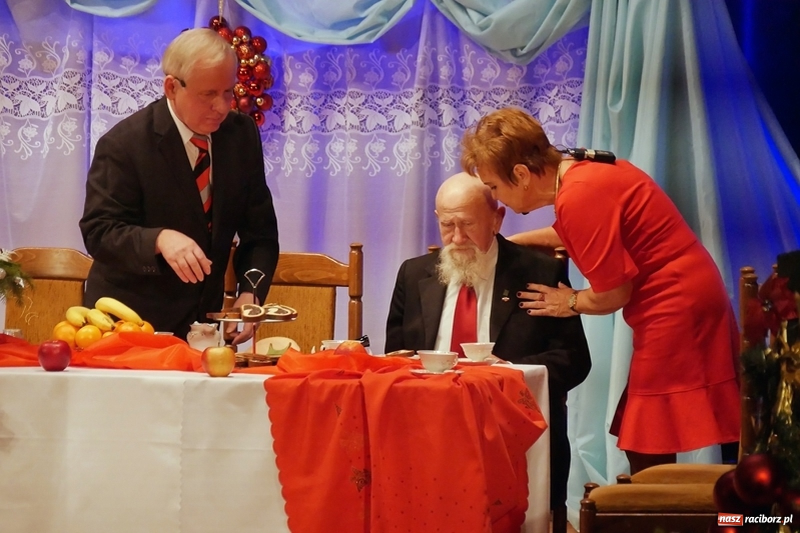 Zdjęcie w galerii na portalu naszraciborz.pl: W drodze na Wigilię. Teatr Senioralne Forte na święta wiadomości z regionu